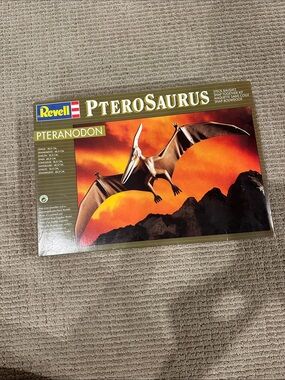 Revell Pterosaurus Pteranodon Model Kit in Olive and Gold